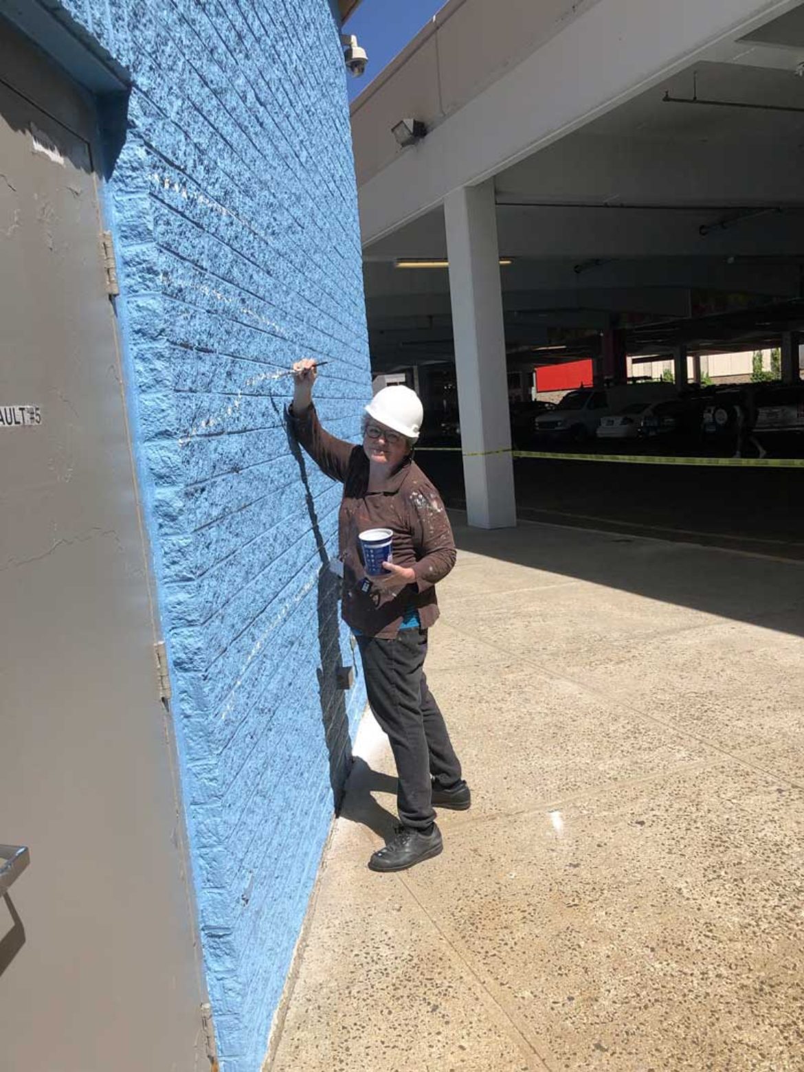 Sharon girdding the wall